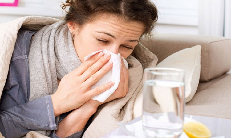 أعراض توضح الفرق بين الإصابة بالإنفلونزا او الإصابة بالبرد.. تعرف عليها