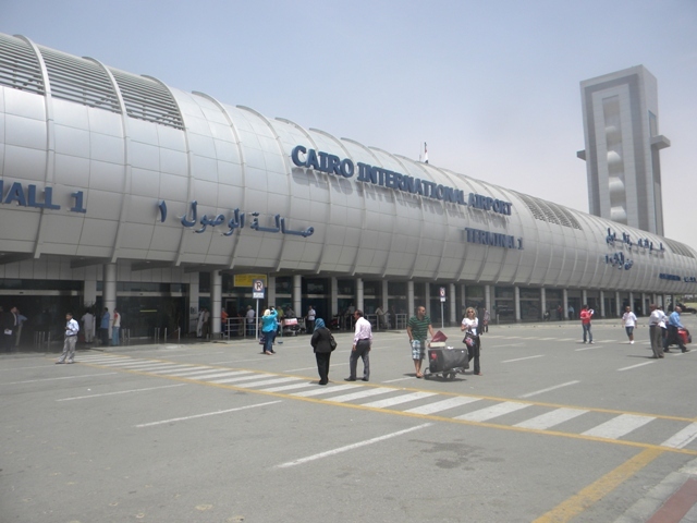 مطار القاهرة يستقبل وصول 1300 مصري من العالقين بالسعودية والكويت وعُمان