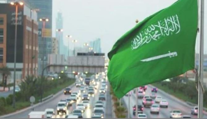 أول رد رسمي على مطالب كاتب سعودي بإزالة السيف من علم المملكة